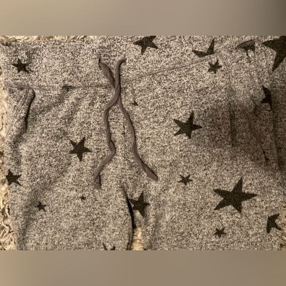 2 piece cozy coordinated set gray w/ black stars from Macy’s - Picture 3 of 5